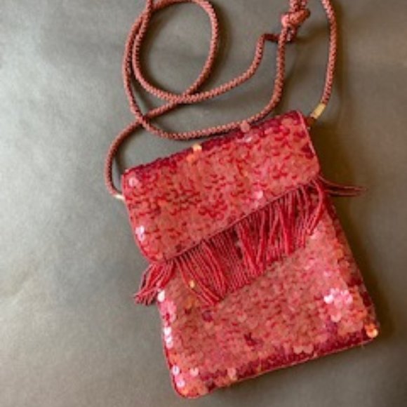 Should strap bag with shoulder strap and belt loop on leather back. - Picture 5 of 5